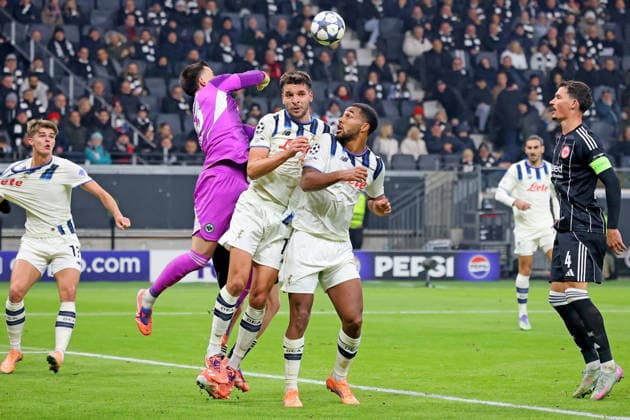 Frankfurt, Germany 26 November 2025 Champions League 2025 2026 Eintracht Frankfurt vs Atalanta Bergamo In the picture from left fighting for the ball goalkeeper Michael Zetterer Frankfurt , Berat Djimsiti Atalanta and Isak Hien Atalanta Deutsche Bank Park Hessen Copyright: xFotostandx xRacochax