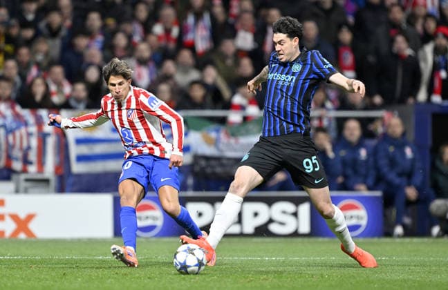 Atletico Madrid v Inter - UEFA Champions League MADRID, SPAIN - NOVEMBER 26: Atletico Madrid’s Giuliano Simeone (L) and Inter’s Alessandro Bastoni (R) in action during the UEFA Champions League week 5 match between Atletico Madrid and Inter at Riyadh Air Metropolitano Stadium in Madrid, Spain, on November 26, 2025. Burak Akbulut Anadolu Madrid Spain. Editorial use only. Please get in touch for any other usage.  Copyright: x2025xAnadoluxBurakxAkbulutx