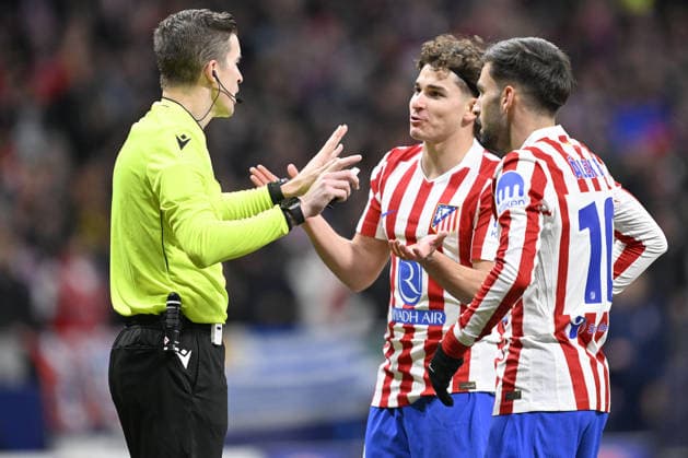 Atletico Madrid v Inter - UEFA Champions League MADRID, SPAIN - NOVEMBER 26: French referee Francois Letexier officiates the UEFA Champions League week 5 match between Atletico Madrid and Inter at Riyadh Air Metropolitano Stadium in Madrid, Spain, on November 26, 2025. Burak Akbulut Anadolu Madrid Spain. Editorial use only. Please get in touch for any other usage.  Copyright: x2025xAnadoluxBurakxAkbulutx