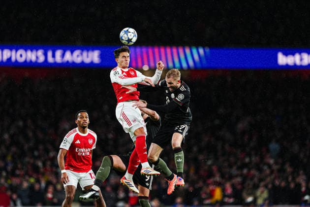 Kopfballduell Luftzweikampf Martin Zubimendi (FC Arsenal, 36), Konrad Laimer (FC Bayern Muenchen, 27) ENG, FC Arsenal vs. FC Bayern Muenchen, Fussball, UEFA Champions League, Spieltag 5, Spielzeit 2025 2026, 26.11.2025 ENG, FC Arsenal vs. FC Bayern Muenchen, Fussball, UEFA Champions League, Spieltag 5, Spielzeit 2025 2026, 26.11.2025 London Copyright: xEibner-Pressefoto MarcelxvonxFehrnx EP_MFN