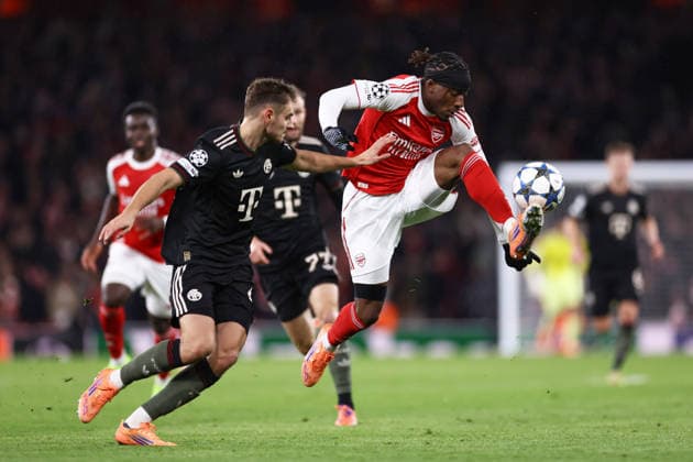 Arsenal gegen Bayern München 26. November 2025, London UEFA Champions League League Etappe Arsenal gegen Bayern München Josip Stanisic von Bayern München und Noni Madueke von Arsenal Foto Jacques Feeney Abseits London UK  Copyright: xJacquesxFeeneyxOffside
