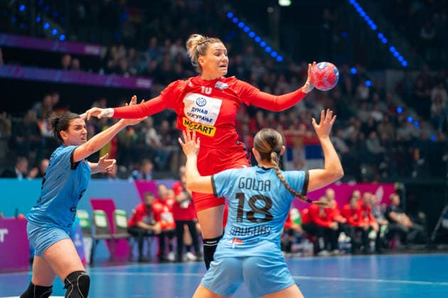 Handball I Women I World Championship I Preliminary round I 1 Matchday I Serbia Uruguay I 26 11 2025 Andela Janjusevic 15, Serbia in the throw Stuttgart Porsche Arena Baden Württemberg Germany Copyright: xLobeca MaxxPetershansx