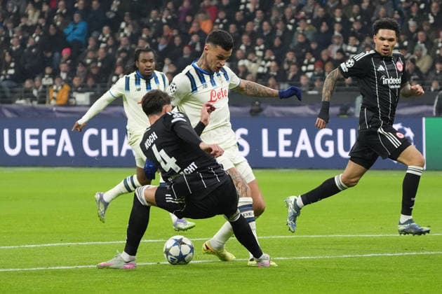Robin Koch Eintracht Frankfurt, 04 clears against Gianluca Scamacca Atalanta Bergamo, 9 Frankfurt 26 11 2025 Eintracht Frankfurt vs Atalanta Bergamon, Deutsche Bank Park, Champions League matchday 5
