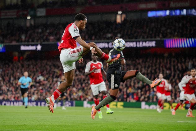 Champions League 2025 26 League Stage Arsenal v Bayern Munich Emirates Stadium 26.11.2025 Jurrien Timber of Arsenal and Serge Gnabry of Bayern Munich Champions League 2025 26 League Stage Arsenal v Bayern Munich Emirates Stadium 26.11.2025 Photograph By Marc Aspland The Times  Copyright: xMarcxAsplandx NINTCHDBPICT001041274840
