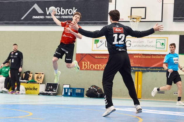 Handball Men Season 2025 2026 3 BL Team HandbALL Lippe vs TSV GWD Minden II on 26 11 2025, Thore Rahmlow 21 TeamHandbALL Lippe , Keno Danzenbaecher 12 TSV GWD Minden II Augustdorf HORATEC Arena NRW Germany