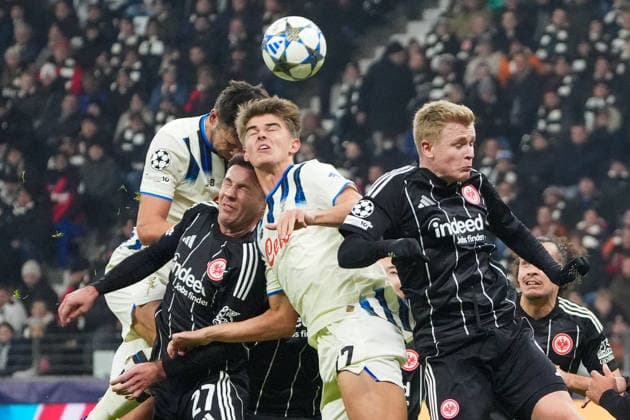 Header duel Charles de Ketelaere Atalanta Bergamo, 17 against Jonathan Burkardt Eintracht Frankfurt, 09 , Mario Götze Eintracht Frankfurt, 27 Frankfurt 26 11 2025 Eintracht Frankfurt vs Atalanta Bergamon, Deutsche Bank Park, Champions League matchday 5