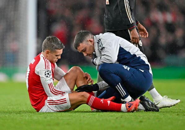 26 11 2025, Football UEFA Championsleague 2025 2026 Preliminary Round 5 Matchday, FC Arsenal FC Bayern Munich, at Emirates Stadium London England Leandro Trossard FC Arsenal on the ground DFL and DFB regulations prohibit any use of photographs as image sequences and or quasi video