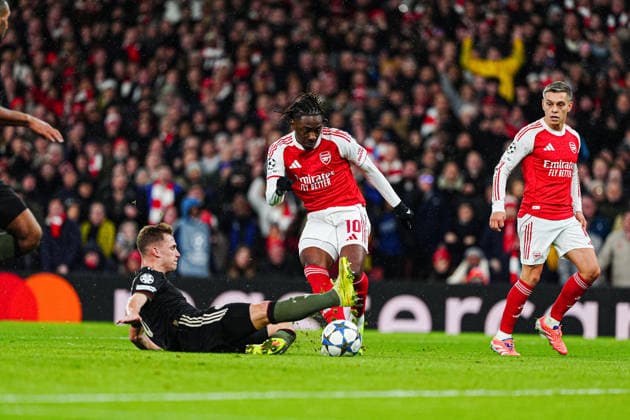 Goal kick Goal chance Eberechi Eze FC Arsenal, 10 , Joshua Kimmich FC Bayern Muenchen, 06 in between ENG, FC Arsenal vs FC Bayern Muenchen, Football, UEFA Champions League, Matchday 5, 2025 2026 season, 26 11 2025 ENG, FC Arsenal vs FC Bayern Muenchen, Football, UEFA Champions League, Matchday 5, 2025 2026 season, 26 11 2025 London Copyright: xEibner-Pressefoto MarcelxvonxFehrnx EP_MFN