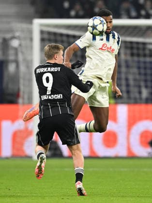 Jonathan Burkardt Eintracht Frankfurt, 09 in duel with Isak Hien Atalanta 4 , GER, Eintracht Frankfurt vs Atalanta Bergamo, Football, UEFA Champions League, League Phase, Matchday 5, Season 2025 2026, 26 11 2025 GER, Eintracht Frankfurt vs Atalanta Bergamo, Football, UEFA Champions League, League Phase, Matchday 5, Season 2025 2026, 26 11 2025 Frankfurt am Main Copyright: xEibner-Pressefoto FlorianxWiegandx EP_FWD