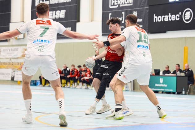 Handball-Herren-Saison 2025 2026-3.BL - Team HandbALL Lippe vs. TSV GWD Minden II am 26.11.2025, Lasse Franz ( 7 TSV GWD Minden II) Marco Bilanzola ( 18 TeamHandbALL Lippe), Eimantas Grimuta ( 19 TSV GWD Minden II) Augustdorf HORATEC Arena NRW Deutschland
