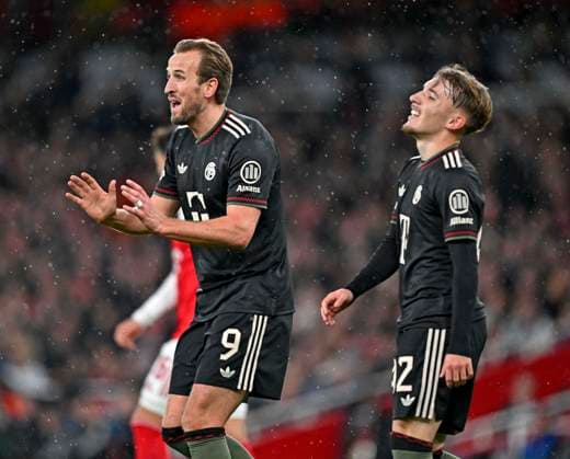26 11 2025, Football UEFA Championsleague 2025 2026 Preliminary Round 5 Matchday, FC Arsenal FC Bayern Munich, at Emirates Stadium London England v l Harry Kane FC Bayern Munich and Lennart Karl FC Bayern Munich are dissatisfied DFL and DFB regulations prohibit any use of photographs as image sequences and or quasi video