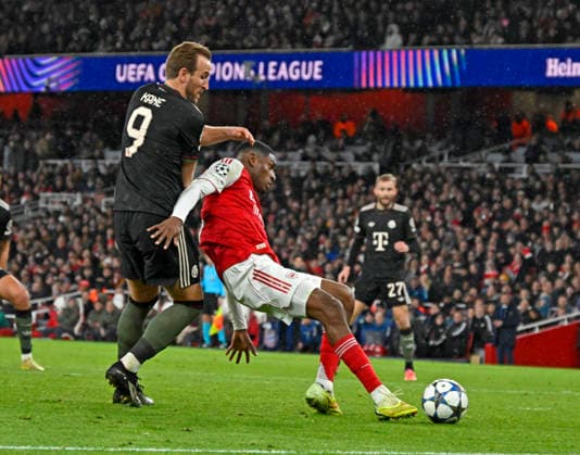 26 11 2025, Football UEFA Championsleague 2025 2026 Preliminary Round 5 Matchday, FC Arsenal FC Bayern Munich, at Emirates Stadium London England v l Harry Kane FC Bayern Munich v Christhian Mosquera FC Arsenal DFL and DFB regulations prohibit any use of photographs as image sequences and or quasi video