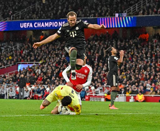 26 11 2025, Football UEFA Championsleague 2025 2026 Preliminary Round 5 Matchday, FC Arsenal FC Bayern Munich, at Emirates Stadium London England v l Harry Kane FC Bayern Munich vs Goalkeeper David Raya FC Arsenal DFL and DFB regulations prohibit any use of photographs as image sequences and or quasi video