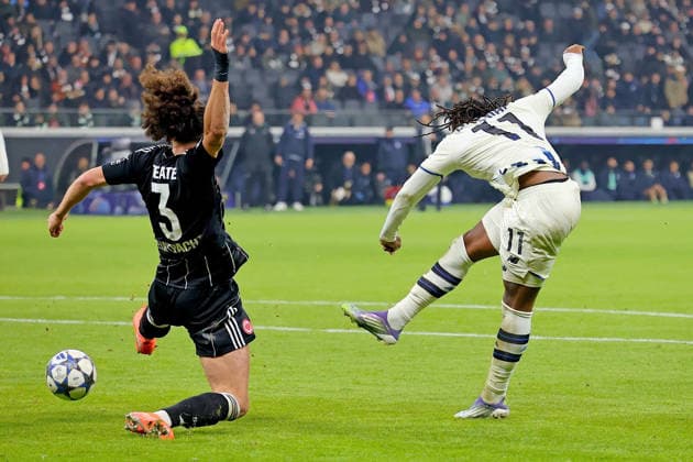 Frankfurt, Germany 26 November 2025 Champions League 2025 2026 Eintracht Frankfurt vs Atalanta Bergamo In the picture from left in the duel Arthur Theate Frankfurt against Ademola Lookman Atalanta Deutsche Bank Park Hessen Copyright: xFotostandx xRacochax
