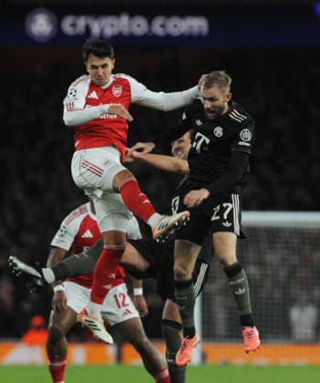Football - 2025 2026 UEFA Champions League - League Stage - Matchday 5 of 8 - Arsenal vs Bayern Munich - Emirates Stadium - Wednesday 26th November 2025. Konrad Laimer of Bayern and Martin Zubimendi of Arsenal COLORSPORT Andrew Cowie 