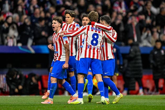 2025-11-26 Atletico de Madrid v FC Internazionale Milano - UEFA Champions League 2025 26 League Phase MD5 MADRID, SPAIN - NOVEMBER 26: Julian Alvarez of Atletico de Madrid celebrates after scoring his teams first goal with Pablo Barrios of Atletico de Madrid and Giuliano Simeone of Atletico de Madrid during the UEFA Champions League 2025 26 League Phase MD5 match between Atletico de Madrid and FC Internazionale Milano at Estadio Metropolitano on November 26, 2025 in Madrid, Spain. (Photo by Pablo Morano BSR Agency) Madrid Spain Content not available for redistribution in The Netherlands directly or indirectly through any third parties. Copyright: xBSRxAgencyx
