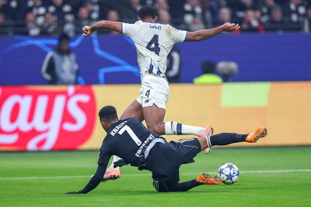 26 11 2025, Football, UEFA Champions League, Eintracht Frankfurt Atalanta Bergamo, Deutsche Bank Park Frankfurt am Main , Matchday 5, Season 2025 2026 Isak Hien Atalanta Bergamo 04 in duel against Ansgar Knauff Eintracht Frankfurt 07 Regulations prohibit any use of photographs as image sequences and or quasi video Hessen Germany