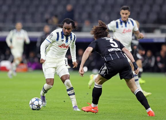 26 11 2025, xovx, Football UEFA Champions League, Eintracht Frankfurt BC Atalanta Bergamo v l Ademola Lookman Atalanta Bergamo , Arthur Theate Eintracht Frankfurt DFL DFB REGULATIONS PROHIBIT ANY USE OF PHOTOGRAPHS as IMAGE SEQUENCES and or QUASI VIDEO Frankfurt am Main Deutsche Bank Park Hessen Deutschland DE