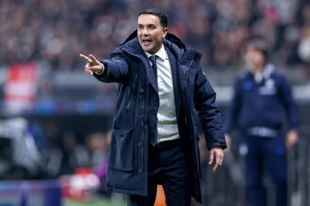 26 11 2025, Football, UEFA Champions League, Eintracht Frankfurt Atalanta Bergamo, Deutsche Bank Park Frankfurt am Main , Matchday 5, Season 2025 2026 Head coach Raffaele Palladino Atalanta Bergamo hc gesticulating on the sidelines Regulations prohibit any use of photographs as image sequences and or quasi video Hessen Germany