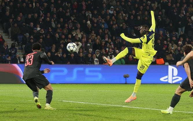 Randal Kolo Muani of Tottenham Hotspur scores a goal to make the score 1-2 Paris Saint-Germain v Tottenham Hotspur, UEFA Champions League, Group Stage, Football, Parc des Princes, Paris, France- 26 Nov 2025Paris Parc des Princes France EDITORIAL USE ONLY No use with unauthorised audio, video, data, fixture lists, club league logos or live services. Online in-match use limited to 120 images, no video emulation. No use in betting, games or single club league player publications.  Copyright: xKieranxMcManus Shutterstockx 15927926ac