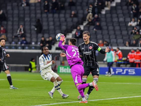 Michael Zetterer Eintracht Frankfurt, 23 with hands in front of Ademola Lookman Atalanta Bergamo, 11 UEFA Champions League, Matchday 5 Eintracht Frankfurt Atalanta BC on 26 11 25 at Deutsche Bank Park, Frankfurt Frankfurt Deutsche Bank Park Frankfurt Germany Copyright: xAlfioxMarinox