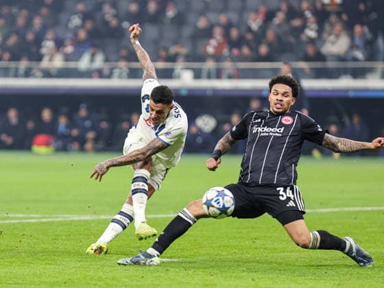 Gianluca Scamacca Atalanta Bergamo, 9 with the finish, next to him Nnamdi Collins Eintracht Frankfurt,34 UEFA Champions League, Matchday 5 Eintracht Frankfurt Atalanta BC on 26 11 25 at Deutsche Bank Park, Frankfurt Frankfurt Deutsche Bank Park Frankfurt Germany Copyright: xAlfioxMarinox