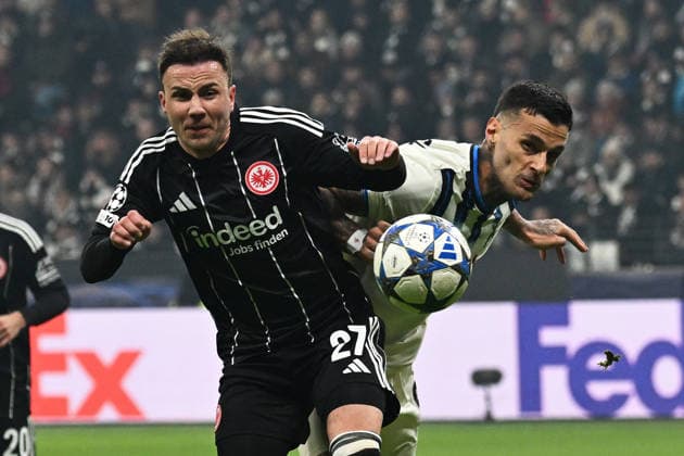 26 11 2025, xjhx, Football UEFA Champions League, Eintracht Frankfurt Atalanta Bergamo v l Mario Götze Goetze Eintracht Frankfurt Gianluca Scamacca Atalanta Bergamo Zweikampf, Aktion, action, battle for the ball DFL DFB REGULATIONS PROHIBIT ANY USE OF PHOTOGRAPHS as IMAGE SEQUENCES and or QUASI VIDEO Frankfurt am Main