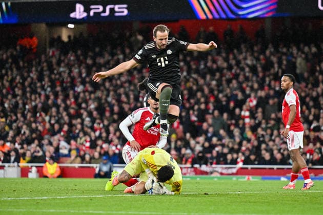 UEFA Champions League Arsenal FC FC Bayern Munich 26 11 2025 LONDON, ENGLAND 26 NOVEMBER in this scene David RAYA Arsenal FC 1 is on the ball in front of Harry KANE FC Bayern Munich 9 during the league match between Arsenal London and FC Bayern Munich on matchday 5 of the UEFA Champions League at Emirates Stadium on 26 11 2025 Copyright: xBEAUTIFULxSPORTS Goldbergx