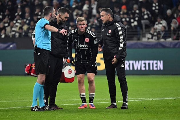 26 11 2025, xjhx, Football UEFA Champions League, Eintracht Frankfurt Atalanta Bergamo v l Jonathan Jonny Burkardt Eintracht Frankfurt injured, injury, pain, pain Referee Referee Christopher Kavanagh DFL DFB REGULATIONS PROHIBIT ANY USE OF PHOTOGRAPHS as IMAGE SEQUENCES and or QUASI VIDEO Frankfurt am Main