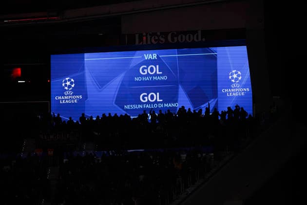 UEFA champions league - Atletico de Madrid vs Inter de Milan MADRID,SPAIN - 26 November:The referee reviews a controversial play using VAR and awards a goal during UEFA champions league 2025 26 match between Atletico de Madrid and Inter de Milan at Riyadh Air Metropolitano Stadium. (Photo by Guille Martinez f22photo) Madrid Riyadh Air Metropolitano Stadium Spain Copyright: xGuillermoxMartinezx