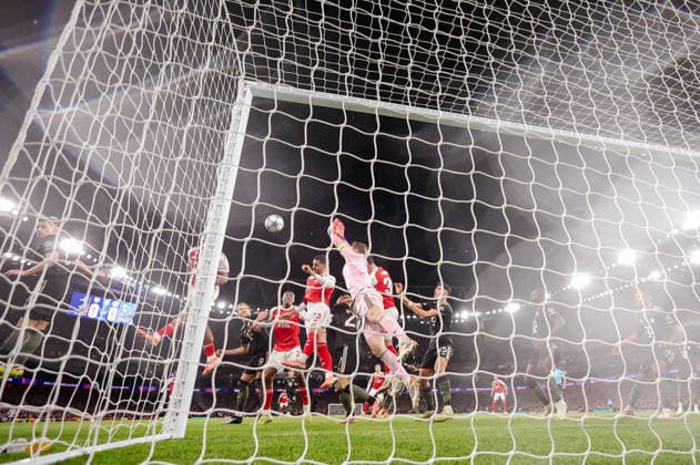 Champions League 2025 26 League Stage Arsenal v Bayern Munich Emirates Stadium 26.11.2025 Jurrien Timber of Arsenal scores 1-0 Champions League 2025 26 League Stage Arsenal v Bayern Munich Emirates Stadium 26.11.2025 Photograph By Marc Aspland The Times  Copyright: xMarcxAsplandx NINTCHDBPICT001041278131