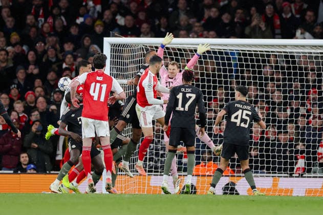 Champions League 2025 26 League Stage Arsenal v Bayern Munich Emirates Stadium 26.11.2025 Manuel Neuer of Bayern Munich save Champions League 2025 26 League Stage Arsenal v Bayern Munich Emirates Stadium 26.11.2025 Photograph By Marc Aspland The Times  Copyright: xMarcxAsplandx NINTCHDBPICT001041278723