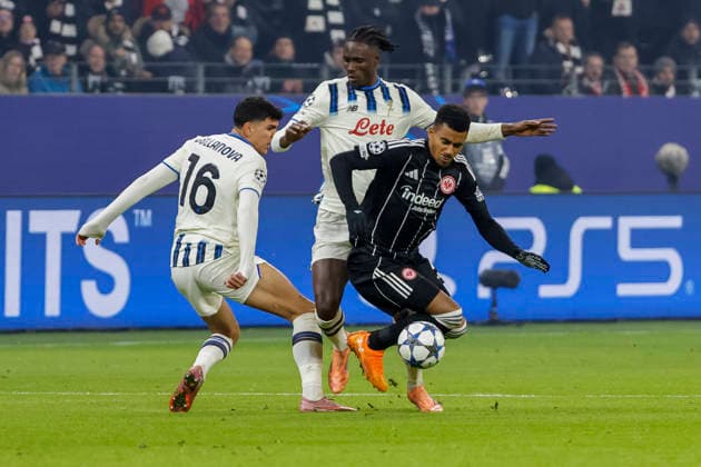 Raoul Bellanova Atalanta Bergamo, 16 , Odilon Kossounou Atalanta Bergamo, 03 and Ansgar Knauff Eintracht Frankfurt, 07 fighting for the ball , Germany, Football, UEFA Champions League, Matchday 5, 2025 2026, Eintracht Frankfurt vs Atalanta Bergamo, 26 11 2025, Deutsche Bank Park, Frankfurt am Main, Germany Frankfurt am Main Deutsche Bank Park Hessen Germany Copyright: xGrantxHubbsx
