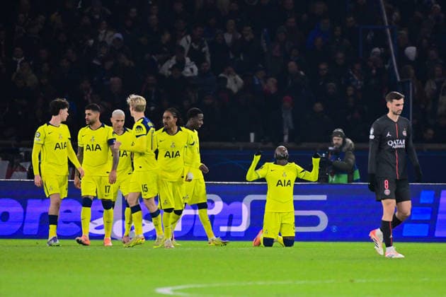 FOOTBALL : PSG vs Tottenham - Ligue des Champions - 26 11 2025 Randal Kolo Muani ( 39 - Tottenham ) celebrates with teammates during the UEFA Champions League match between Paris Saint Germain and Tottenham Hotspur FC at Parc Des Princes on November 26 , 2025 in Paris, France. ( Photo by Federico Pestellini PsnewZ ) ParisFrance  Copyright: xFedericoxPestellinix