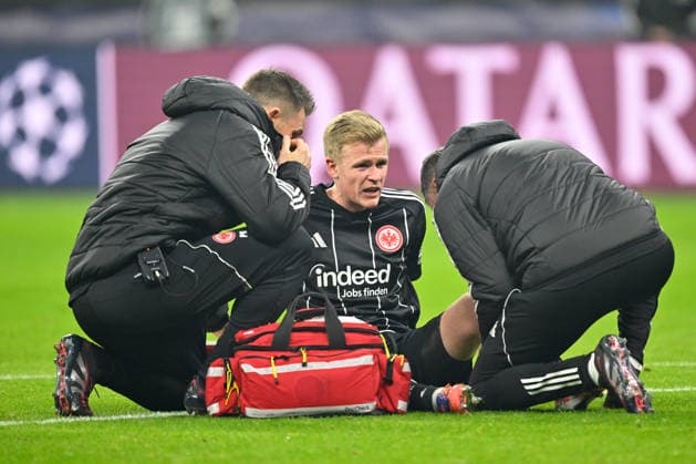 Frankfurt, Deutsche Bank Park, 26 11 25, GER, Men, UEFA Champions Leaugue, Season 2025 2026, Eintracht Frankfurt Atalanta Bergamo Image Jonathan BURKARDT Frankfurt Injured, Injury, Pain UEFA regulations prohibit any use of photographs as image sequences and or quasi video Hessen Germany