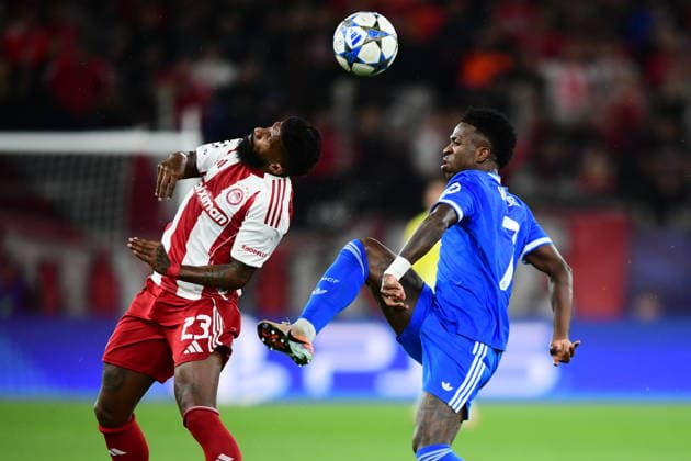 UEFA Champions League, Olympiacos Piraeus vs Real Madrid - Rodinei of Olympiacos Piraeus fight for the ball with Vinicius Junior of Real Madrid during the UEFA Champions League Phase matchday 5 soccer match between Olympiacos Piraeus and Real Madrid held at Georgios Karaiskakis Stadium in Piraeus, Greece, 26 November 2025. IMAGO ONE INCH PRODUCTIONS PIRAEUS Greece Copyright: xONExINCHxPRODUCTIONSx 6751925