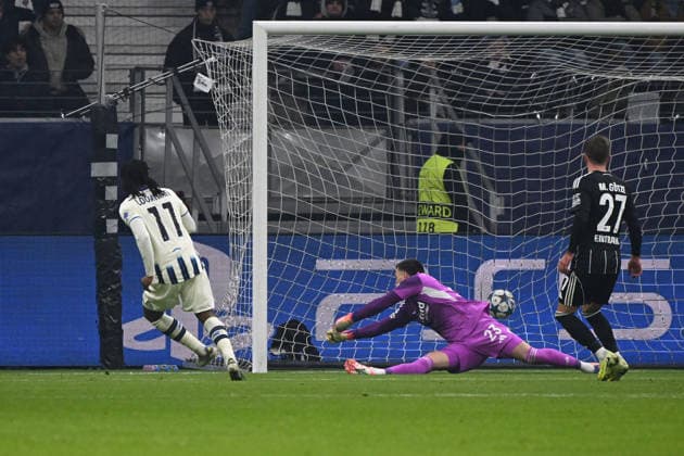 26 11 2025, xjhx, Fussball UEFA Champions League, Eintracht Frankfurt Atalanta Bergamo v l Ademola Lookman Atalanta Bergamo Torschuetze, erzielt das Tor, Treffer, scores the goal 0 1 Michael Zetterer Eintracht Frankfurt DFL DFB REGULATIONS PROHIBIT ANY USE OF PHOTOGRAPHS as IMAGE SEQUENCES and or QUASI VIDEO Frankfurt am Main