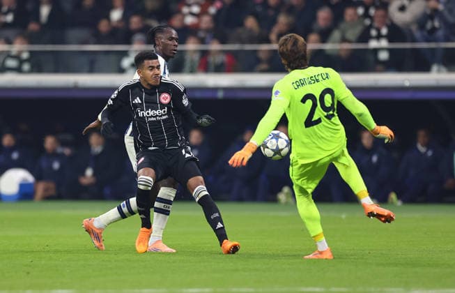 26 11 2025, Football UEFA Champions League, Eintracht Frankfurt Atalanta B C Bergamo, emonline, emspor, v l , Odilon Kossounou Atalanta BC , Ansgar Knauff Eintracht Frankfurt , Goalkeeper Marco Carnesecchi Atalanta BC DFL DFB REGULATIONS PROHIBIT ANY USE OF PHOTOGRAPHS AS IMAGE SEQUENCES AND OR QUASI VIDEO xdcx Copyright: HMBxMedia Claus