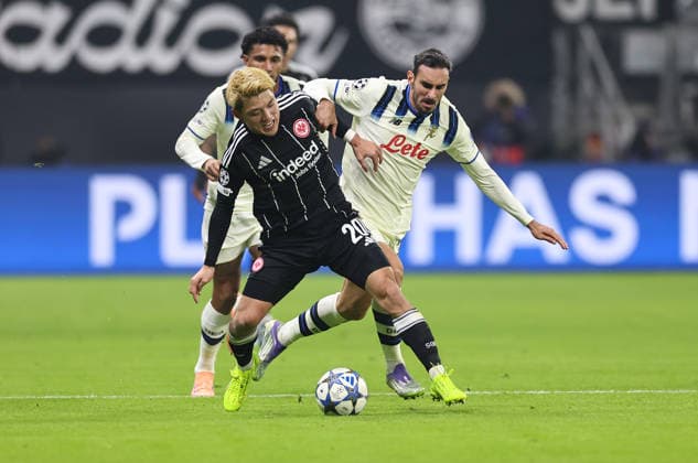 26 11 2025, Football UEFA Champions League, Eintracht Frankfurt Atalanta B C Bergamo, emonline, emspor, v l , Ritsu Doan Eintracht Frankfurt , Davide Zappacosta Atalanta BC DFL DFB REGULATIONS PROHIBIT ANY USE OF PHOTOGRAPHS AS IMAGE SEQUENCES AND OR QUASI VIDEO xdcx Copyright: HMBxMedia Claus