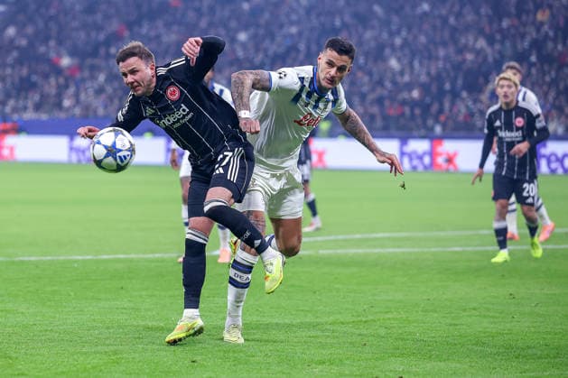 26 11 2025, Football, UEFA Champions League, Eintracht Frankfurt Atalanta Bergamo, Deutsche Bank Park Frankfurt am Main , Matchday 5, Season 2025 2026 Mario Götze Eintracht Frankfurt 27 in duel against Gianluca Scamacca Atalanta Bergamo 09 Regulations prohibit any use of photographs as image sequences and or quasi video Hessen Germany