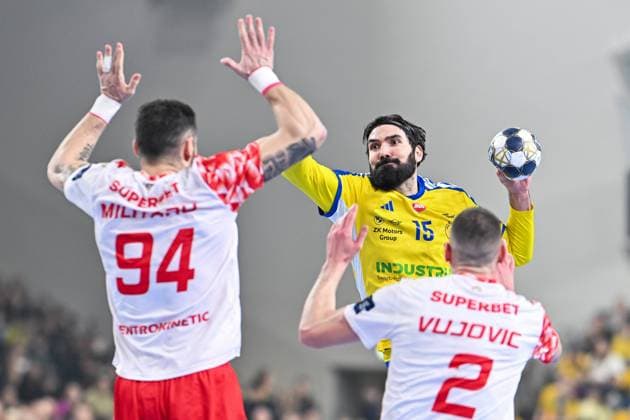 26.11.2025 KIELCE UL. BOCZNA ( POLAND ) PILKA RECZNA MEZCZYZN ( HANDBALL MEN S ) LIGA MISTRZOW - FAZA GRUPOWA ( MEN S EHF CHAMPIONS LEAGUE - GROUP PHASE ) MECZ INDUSTRIA KIELCE - DINAMO BUCURESTI ( GAME ) NZ ROBERT MIHAI MILITARU JORGE MAQUEDA PENO BRANKO VUJOVIC FOTO MICHAL STANCZYK CYFRASPORT NEWSPIX.PL --- Newspix.pl  20251126CSMS0009