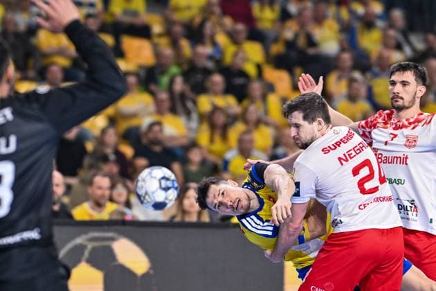 26.11.2025 KIELCE UL. BOCZNA ( POLAND ) PILKA RECZNA MEZCZYZN ( HANDBALL MEN S ) LIGA MISTRZOW - FAZA GRUPOWA ( MEN S EHF CHAMPIONS LEAGUE - GROUP PHASE ) MECZ INDUSTRIA KIELCE - DINAMO BUCURESTI ( GAME ) NZ ANDREI NEGRU NICUSOR ALEX DOVICHEBAEVA DUJSHEBAEV ( DUJSZEBAJEW ) IOSIF ANDREI BUZLE FOTO MICHAL STANCZYK CYFRASPORT NEWSPIX.PL --- Newspix.pl  20251126CSMS0024