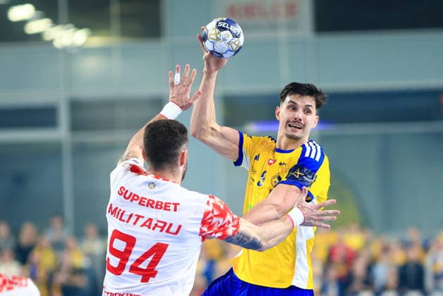 2025.11.26 Kielce Pilka reczna , Liga Mistrzow EHF , sezon 2025 26 Industria Kielce - Dinamo Bukareszt N z Robert Mihai Militaru, Szymon Sicko Foto Tomasz Fafara PressFocus 2025.11.26 Kielce Handball , EHF Champions League , 2025 2026 season Industria Kielce - Dinamo Bucuresti Robert Mihai Militaru, Szymon Sicko Credit: Tomasz Fafara PressFocus NEWSPIX.PL --- newspix.pl 