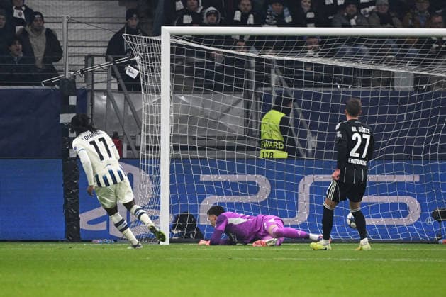 26 11 2025, xjhx, Fussball UEFA Champions League, Eintracht Frankfurt Atalanta Bergamo v l Ademola Lookman Atalanta Bergamo Torschuetze, erzielt das Tor, Treffer, scores the goal 0 1 Michael Zetterer Eintracht Frankfurt DFL DFB REGULATIONS PROHIBIT ANY USE OF PHOTOGRAPHS as IMAGE SEQUENCES and or QUASI VIDEO Frankfurt am Main