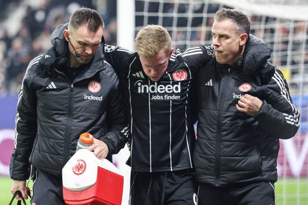 UEFA Champions League Eintracht Frankfurt Atalanta Bergamo on 26 11 2025 at Deutsche Bank Park in Frankfurt Jonathan Jonny Burkardt Frankfurt 9 Injured, injury, pain MH