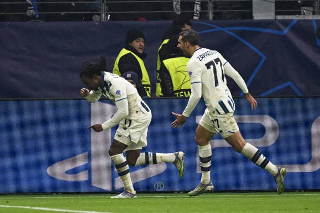 26 11 2025, xjhx, Football UEFA Champions League, Eintracht Frankfurt Atalanta Bergamo v l Torjubel nach dem Tor zum celebrating the goal celebrate 0 1 durch Ademola Lookman Atalanta Bergamo DFL DFB REGULATIONS PROHIBIT ANY USE OF PHOTOGRAPHS as IMAGE SEQUENCES and or QUASI VIDEO Frankfurt am Main