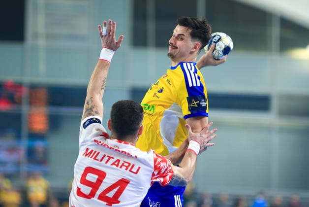 2025.11.26 Kielce Pilka reczna , Liga Mistrzow EHF , sezon 2025 26 Industria Kielce - Dinamo Bukareszt N z Robert Mihai Militaru, Szymon Sicko Foto Tomasz Fafara PressFocus 2025.11.26 Kielce Handball , EHF Champions League , 2025 2026 season Industria Kielce - Dinamo Bucuresti Robert Mihai Militaru, Szymon Sicko Credit: Tomasz Fafara PressFocus NEWSPIX.PL --- newspix.pl 