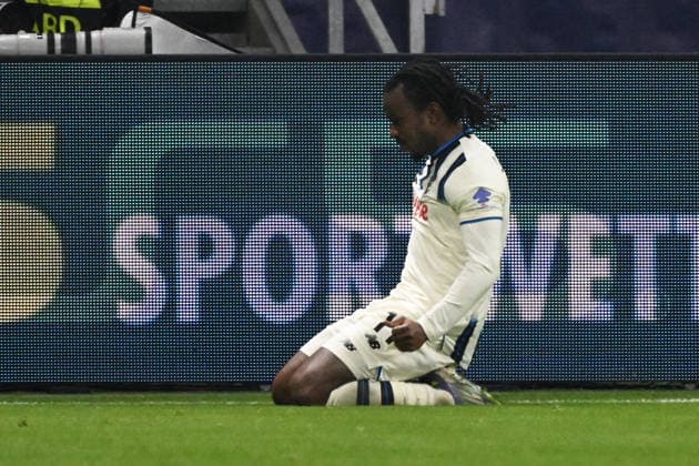 26 11 2025, xjhx, Football UEFA Champions League, Eintracht Frankfurt Atalanta Bergamo v l Torjubel nach dem Tor zum celebrating the goal celebrate 0 1 durch Ademola Lookman Atalanta Bergamo DFL DFB REGULATIONS PROHIBIT ANY USE OF PHOTOGRAPHS as IMAGE SEQUENCES and or QUASI VIDEO Frankfurt am Main
