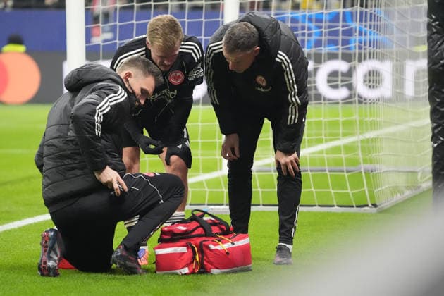 Jonathan Burkardt Eintracht Frankfurt, 09 is injured, is treated and substituted Frankfurt 26 11 2025 Eintracht Frankfurt vs Atalanta Bergamon, Deutsche Bank Park, Champions League matchday 5
