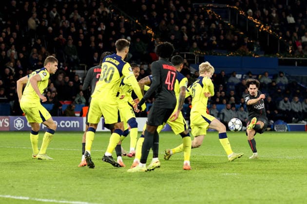 PSG gegen Tottenham 26. November 2025, Paris UEFA Champions League Paris Saint German gegen Tottenham Hotspur Vitinha von PSG erzielt das zweite Ausgleichstor 2 2 Foto Charlotte Wilson Abseits Paris Frankreich  Copyright: xCharlottexWilsonx xOffsidexOffside